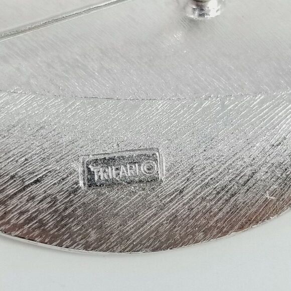 Vintage Crown Trifari Leaf Shape Brooch, Silver Tone Lapel PIn, Unisex Minimal - Picture 4 of 7